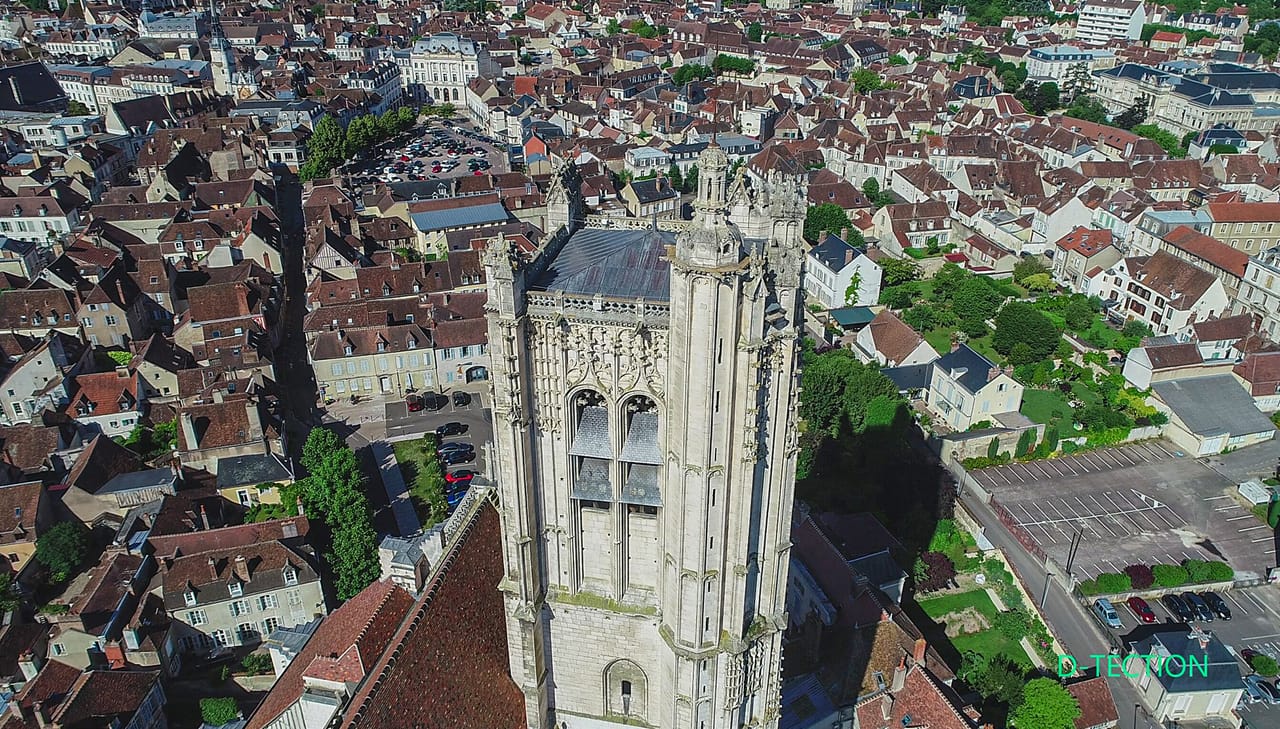 Vue aérienne d'une infrastructure par drone