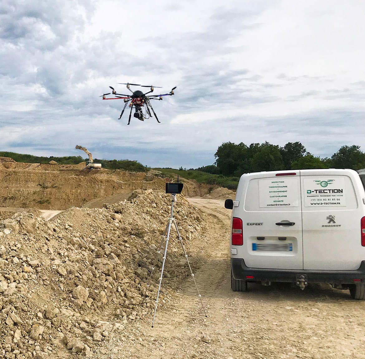 Drone en vol au-dessus d'une carrière